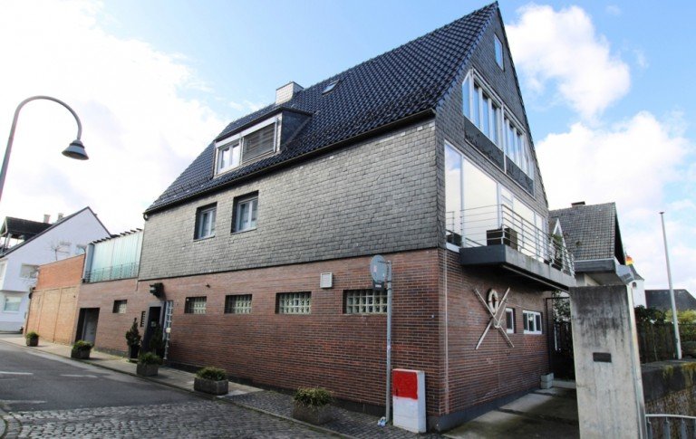 Au�enansicht K�ln Einfamilienhaus K�ln: Erste Rheinlage! Teilsaniertes EFH mit spektakul�rem Rheinblick und Mehrgenerationenpotenzial