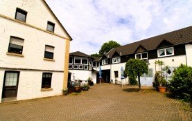 Hauptbild Hofanlage mit z.Z. 4 Wohnungen & Gastro, ohne Denkmal, zur Projektierung oder für große Familien